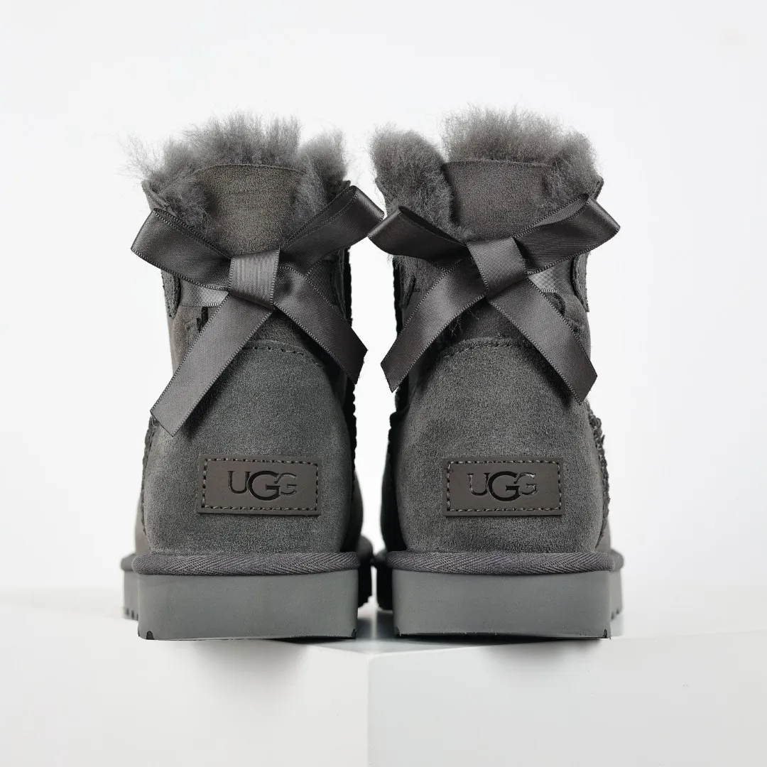 Pick up locally 💰560 The core recommendation is good price UGG bailey MiNi bow 2.0 series Xiaohongshu hot model Henan Longfeng leather production Sheepskin and fur integration Top quality in the market Waterproof upper material 2-3 cm cashmere insole to keep warm in winter and suitable for home use UUG launches a style series in the new year, partially skewed toward the preferences of young consumers, and also at the forefront of fashion trends Shoe body material Water-repellent coated suede upper 17mm UGGPURE™ implanted wool insole Lightweight non-slip comfortable rubber outsole With brand LOGO Trademark Comes with full packaging Size: 35 36 37 38 39 40